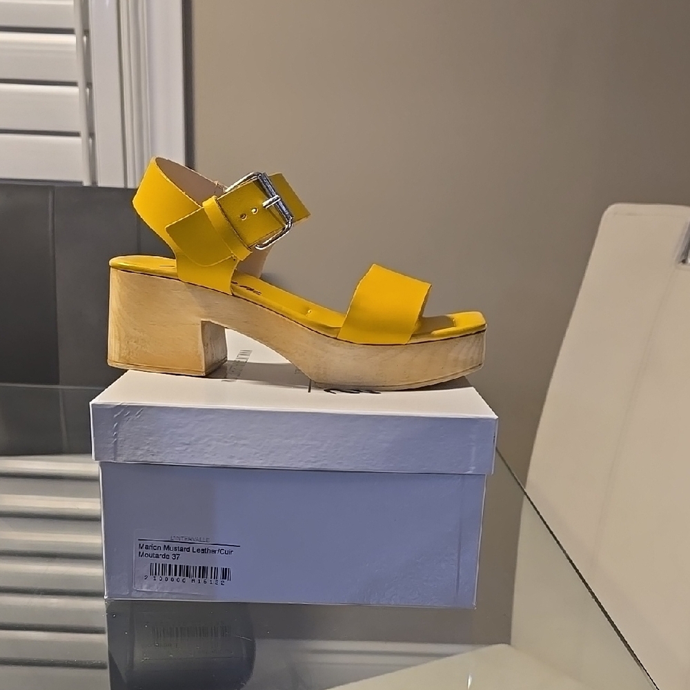 L'INTERVALLE Yellow Leather Platform Sandals
